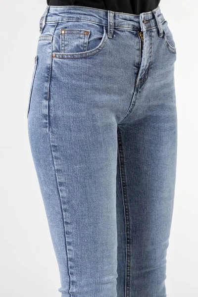 Flicka Jeans Visar Upp Jeans Vit Bakgrund Närbild Blå Jeans — Stockfoto