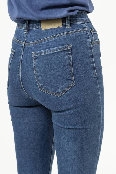 Meisje Jeans Pronkt Jeans Witte Achtergrond Close Blauwe Jeans — Stockfoto