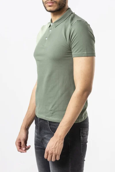 Een Man Een Kaki Poloshirt Een Witte Achtergrond Shirt Met — Stockfoto