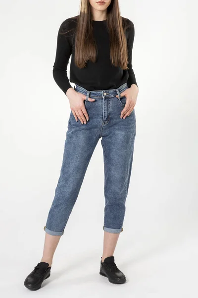 Mädchen Jeans Zeigt Jeans Auf Weißem Hintergrund Nahaufnahme Blaue Jeans — Stockfoto