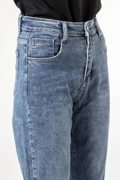 Meisje Jeans Pronkt Jeans Witte Achtergrond Close Blauwe Jeans — Stockfoto