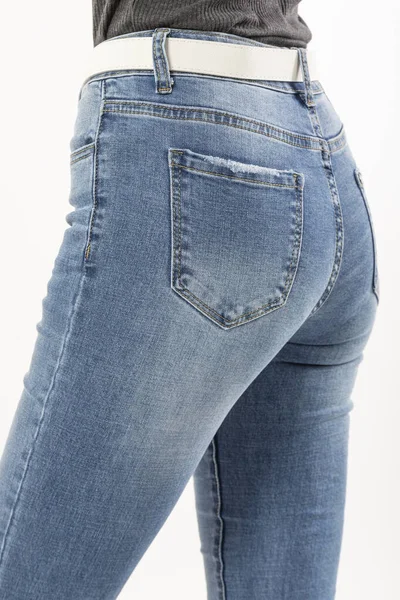 Flicka Jeans Visar Jeans Bakfickor Vit Bakgrund Närbild Blå Jeans — Stockfoto