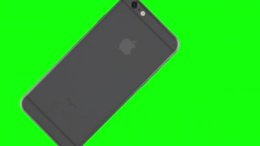 Gümüş telefon yeşil arka plan üzerinde döndürme