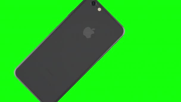 Silbernes Telefon dreht sich auf grünem Hintergrund — Stockvideo