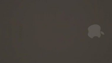 Altın telefon yeşil arka plan üzerinde döndürme