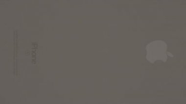 Gümüş telefon yeşil arka plan üzerinde döndürme