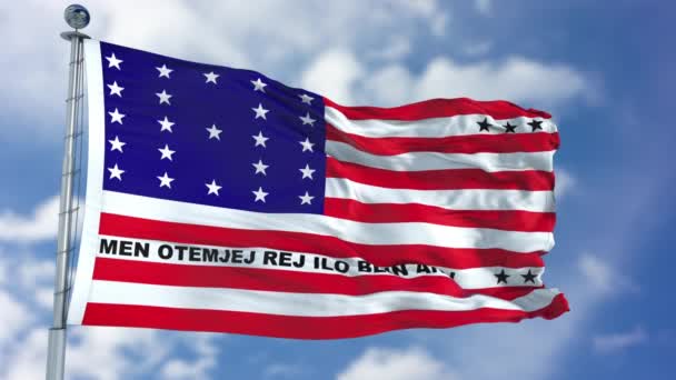 Bandera del atolón de bikini en un cielo azul — Vídeos de Stock