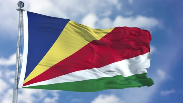 Сейшельский флаг в голубом небе — стоковое видео