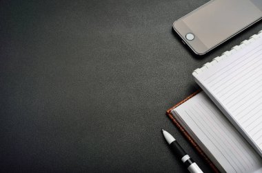 Telefon, tablet ve masanın üstünde not etmek