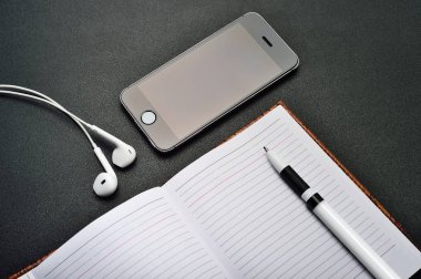 Telefonu, kulaklık, tablet ve not defteri