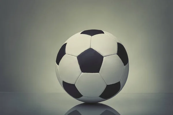 Koyu arkaplanda futbol topu