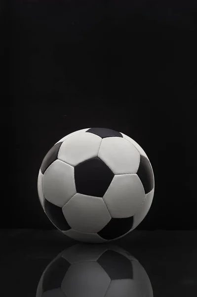 Koyu arkaplanda futbol topu