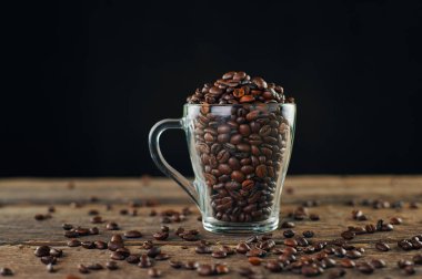 Bardakta kavrulmuş kahve çekirdekleri.