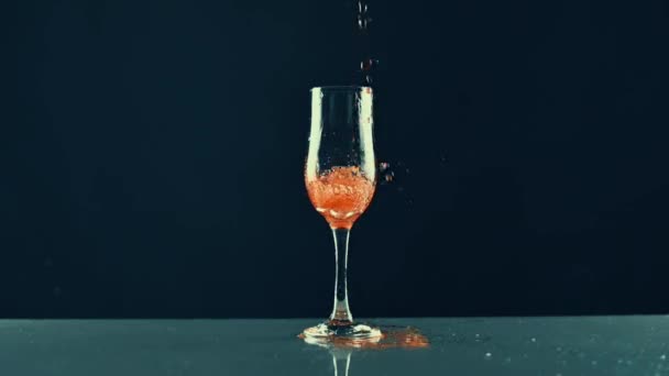 Wijn gieten in een glas wijn over blauwe achtergrond — Stockvideo