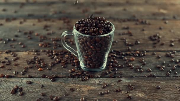 Kávová zrna padají na stůl ve skleněných nádobách — Stock video