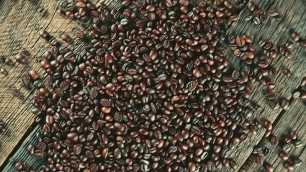 コーヒー豆。木製の背景回転で — ストック動画