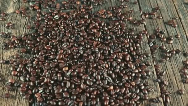 コーヒー豆。木製の背景回転で — ストック動画