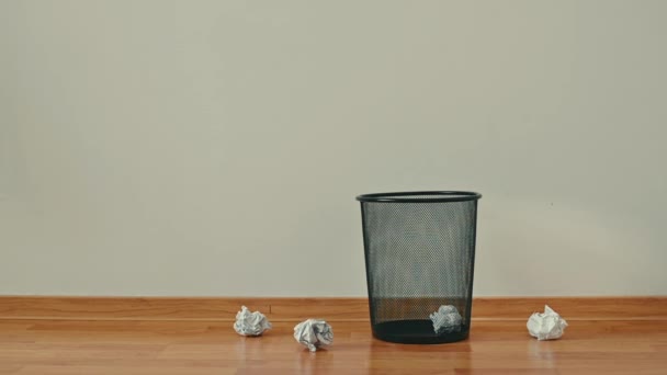 Tirar papel innecesario en el cubo de basura de la oficina — Vídeos de Stock