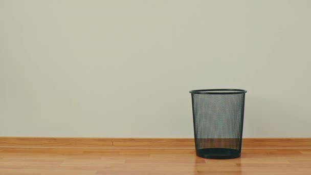 Ofisteki boş bir çöp kutusuna istenmeyen kağıtları atmak.. — Stok video