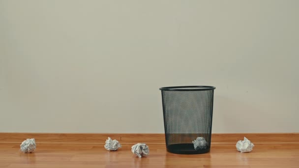 Выбрасывать ненужную бумагу в мусорное ведро в офисе — стоковое видео