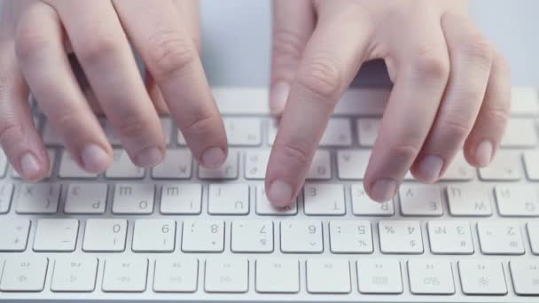 Woman office worker typing on the keyboard — Stock Video