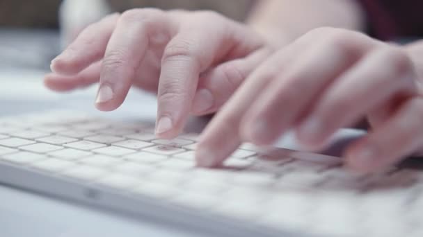 Vrouw kantoor werknemer te typen op het toetsenbord — Stockvideo