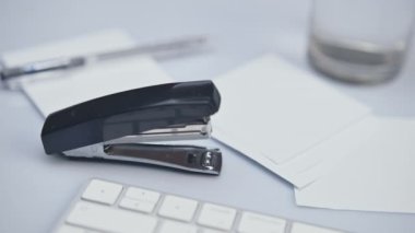Zımba, Zımba Kağıdı, Ofis Malzemeleri ile Mücadele, Yakın çekim