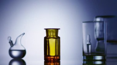 Laboratuvarda yapılan araştırmalara göre, tıbbi görevli kan ve idrar örnekleriyle test tüpleri yerleştiriyor. Eller yukarı. Tıbbi testler. Klinik tanı laboratuarı ekipmanları.