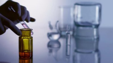 Laboratuvarda yapılan araştırmalara göre, tıbbi görevli kan ve idrar örnekleriyle test tüpleri yerleştiriyor. Eller yukarı. Tıbbi testler. Klinik tanı laboratuarı ekipmanları.