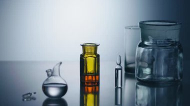 Laboratuvarda yapılan araştırmalara göre, tıbbi görevli kan ve idrar örnekleriyle test tüpleri yerleştiriyor. Eller yukarı. Tıbbi testler. Klinik tanı laboratuarı ekipmanları.