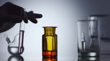 Laboratuvarda yapılan araştırmalara göre, tıbbi görevli kan ve idrar örnekleriyle test tüpleri yerleştiriyor. Eller yukarı. Tıbbi testler. Klinik tanı laboratuarı ekipmanları.