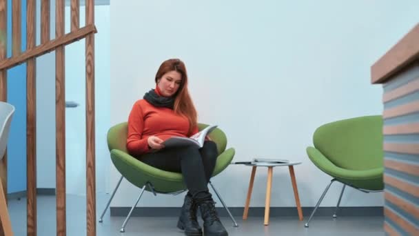 Žena sedící v čekárně. Pohled na pacienta sedícího v čekárně. — Stock video