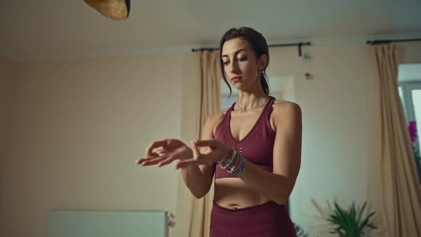 Jolie prof de yoga féminin démontre torsions du corps, étirement puis détente avec les mains sur les genoux et la respiration . — Video