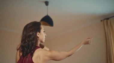Sakin genç bir kadın derin temiz hava soluyor, rahatlıyor, dünyadan zevk alıyor, sakin bir kız yoga yapıyor, rahatlama hissetmiyor. Kamera her taraftan kayıyor.