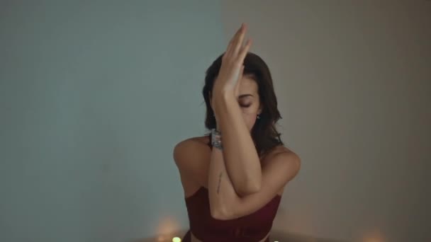 Calma giovane donna respirando aria fresca profonda, rilassante, godendo il mondo, ragazza calma facendo yoga, non sentirsi sollievo. Fotocamera scorrevole da tutti i lati . — Video Stock