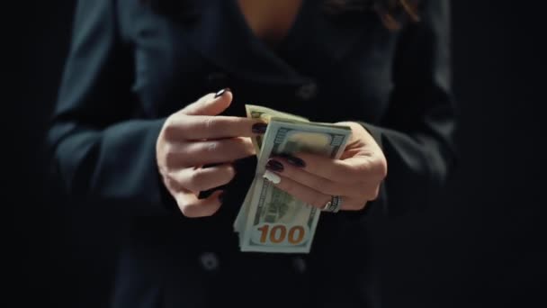 Närbild, ung kvinna affärsman räknar pengar. — Stockvideo
