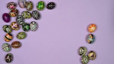 Paskalya yumurtaları masada pembe renkte hareket ediyor. Paskalya kutsaldır. 4k