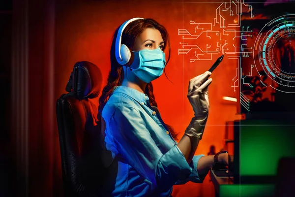 Koronavírus. Irodai munkás maszkban, hogy megvédje a vírust. A munkavállalók egészségügyi ellátási rendszereket terveznek. Az iroda számítógéppel dolgozik.. — Stock Fotó