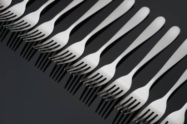 Siyah ayna arka planında gümüş çatallı desen. Kavram,