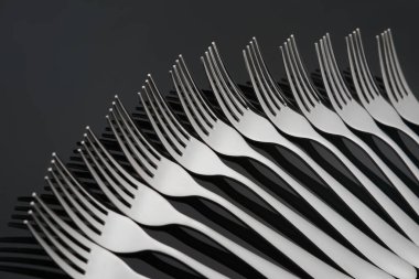 Siyah ayna arka planında gümüş çatallı desen. Kavram,