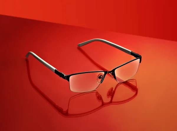 Kırmızı arka planda modern moda gözlükler, Gözlüklü. Stüdyo çekimi. — Stok fotoğraf