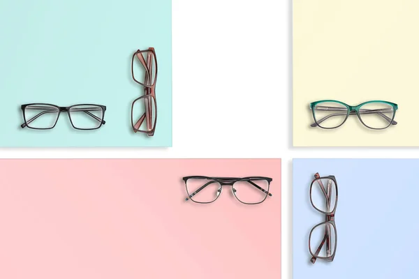 Composición de muchas gafas de estilo clásico diferentes en soportes cuadrados de diferentes colores . — Foto de Stock