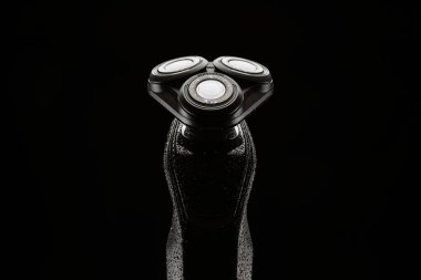 Siyah arka planda jilet var. Stüdyo fotoğrafı.