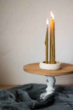 Kilise mumları yanık beyaz bir arka plan üzerinde