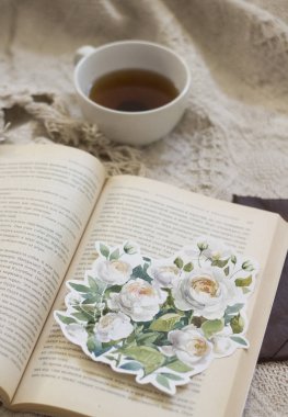 Sulu boya, boya fırçası, kitaplar ve çay ile bahçe gül çiçek boyalı. Havai görünümü. Düz yatıyordu, en iyi görünümü.