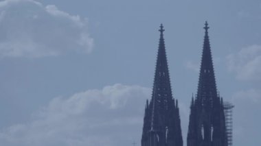 4k ve S-Log3 içinde Gökyüzüne Köln Katedrali Pan. Sağdan sola. Koelner Dom. Orta atış.