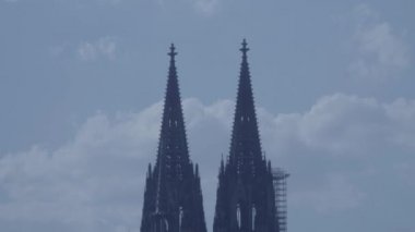 4K ve S-Log3 'teki Köln Katedrali' nin kulelerinden zum yap. Koelner Dom.