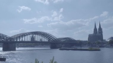 Köln Katedrali'nden geçen ve 4k ve S-Log3'teki Hohenzollern Köprüsü'nün altından geçen tekne. Koelner Dom. Uzun atış.