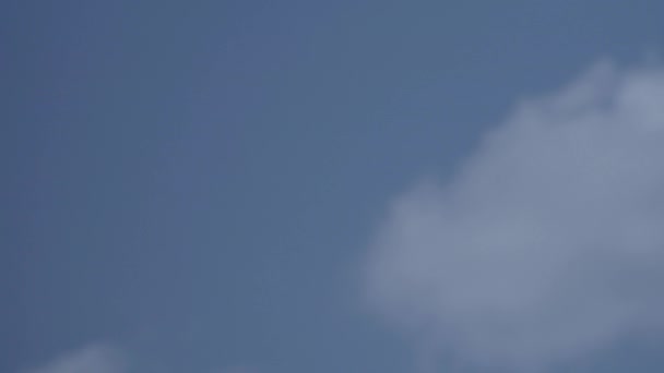 Defocus på Blue Sky med ett moln. I 4K och S-Log3. — Stockvideo