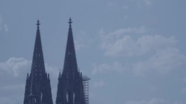 4k ve S-Log3 içinde Gökyüzüne Köln Katedrali Pan. Soldan sağa. Koelner Dom. Orta atış.